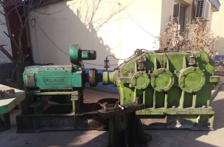 Twin screw extruder with model 330 in good condition-869