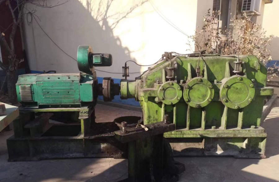 Twin screw extruder with model 330 in good condition-874