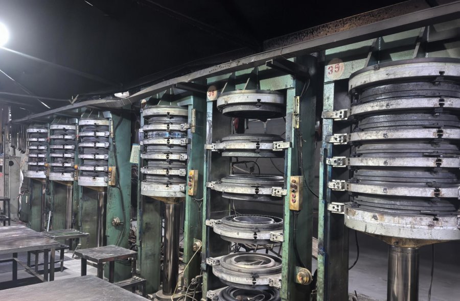 40 Sets of In-Use Motorcycle Tire Curing Presses for Sale-2481