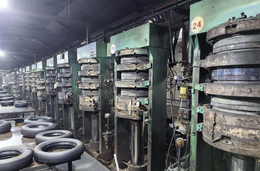 40 Sets of In-Use Motorcycle Tire Curing Presses for Sale-2482