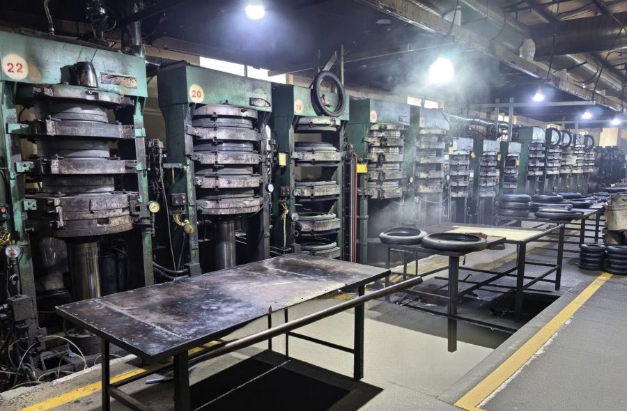 40 Sets of In-Use Motorcycle Tire Curing Presses for Sale-2483