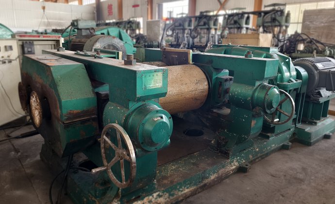 Used Dalian Baofeng XKP-560×1000 Rubber Cracker Mill for Waste Tire Powder